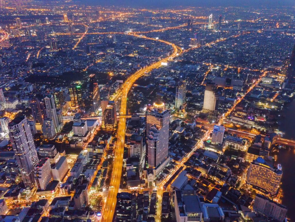Vista aérea nocturna de la ciudad con las avenidas iluminadas