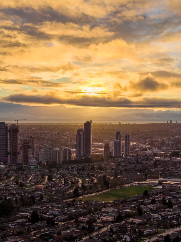 Vista panorámica de la ciudad al atardecer con el skyline recortado contra el cielo