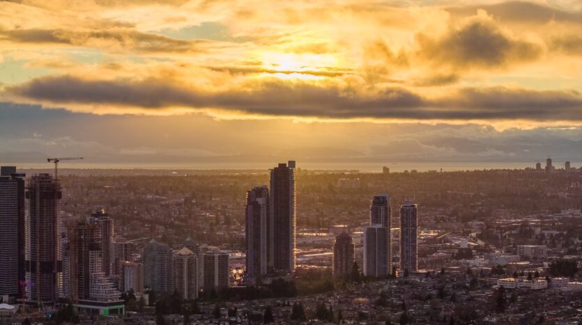 Vista panorámica de la ciudad al atardecer con el skyline recortado contra el cielo