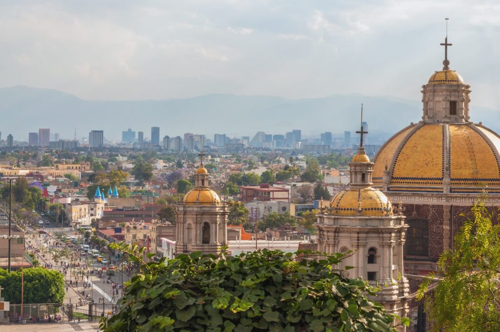 Centro histórico de Guadalajara con las cúpulas de sus templos y la ciudad al fondo