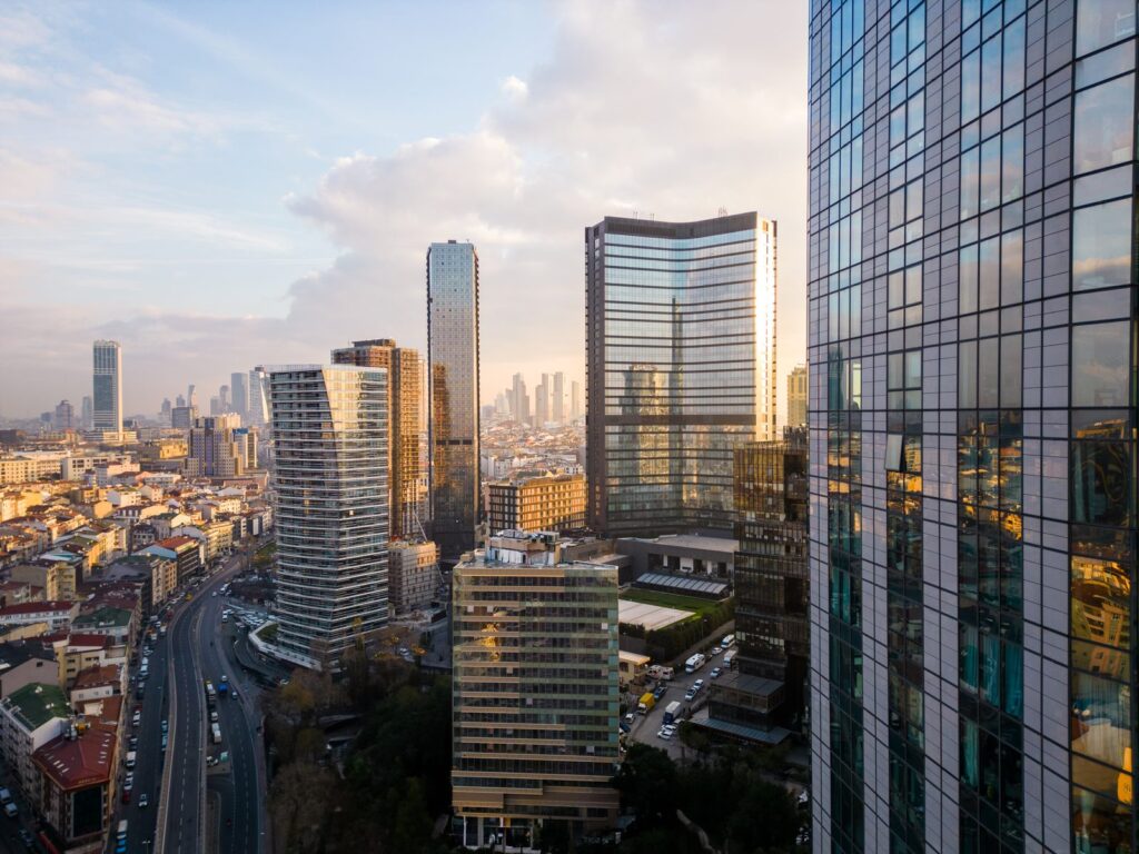 Skyline de Guadalajara con torres de oficinas al amanecer